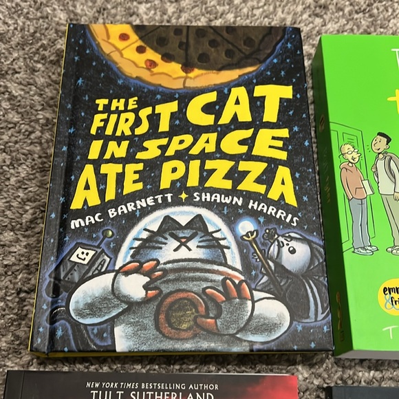 Kids Graphic Novel Set - Picture 2 of 16